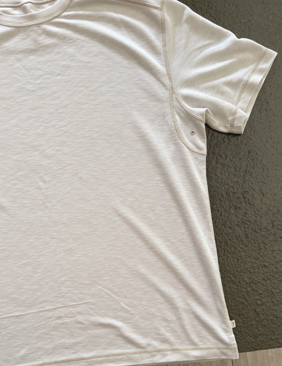 Tommy Bahama Men’s Off White/Beige Crew Neck Short Sleeve Logo Tee Cotton Knit L
