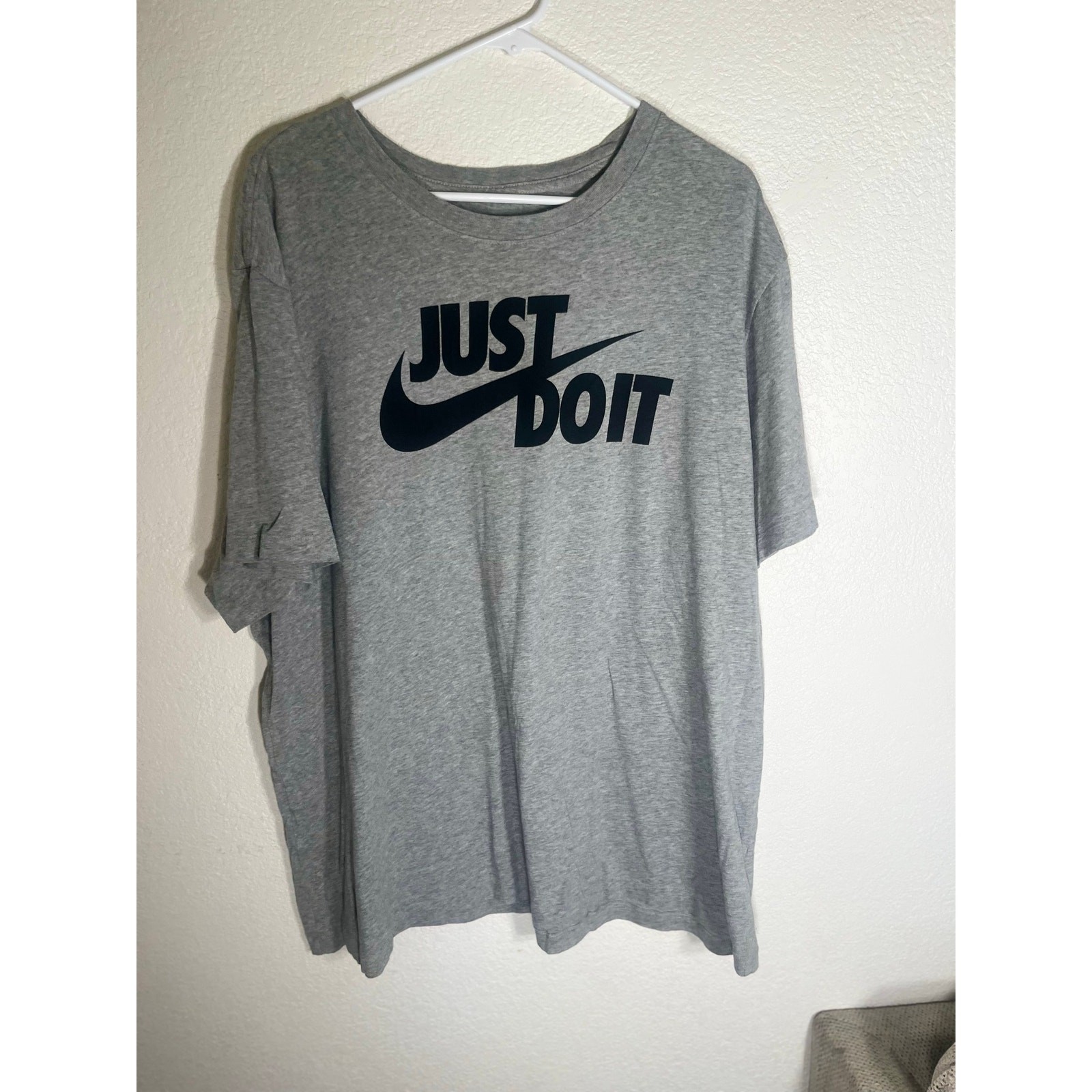 Nike XXL grey mens T-Shirt w/black design-used good condition