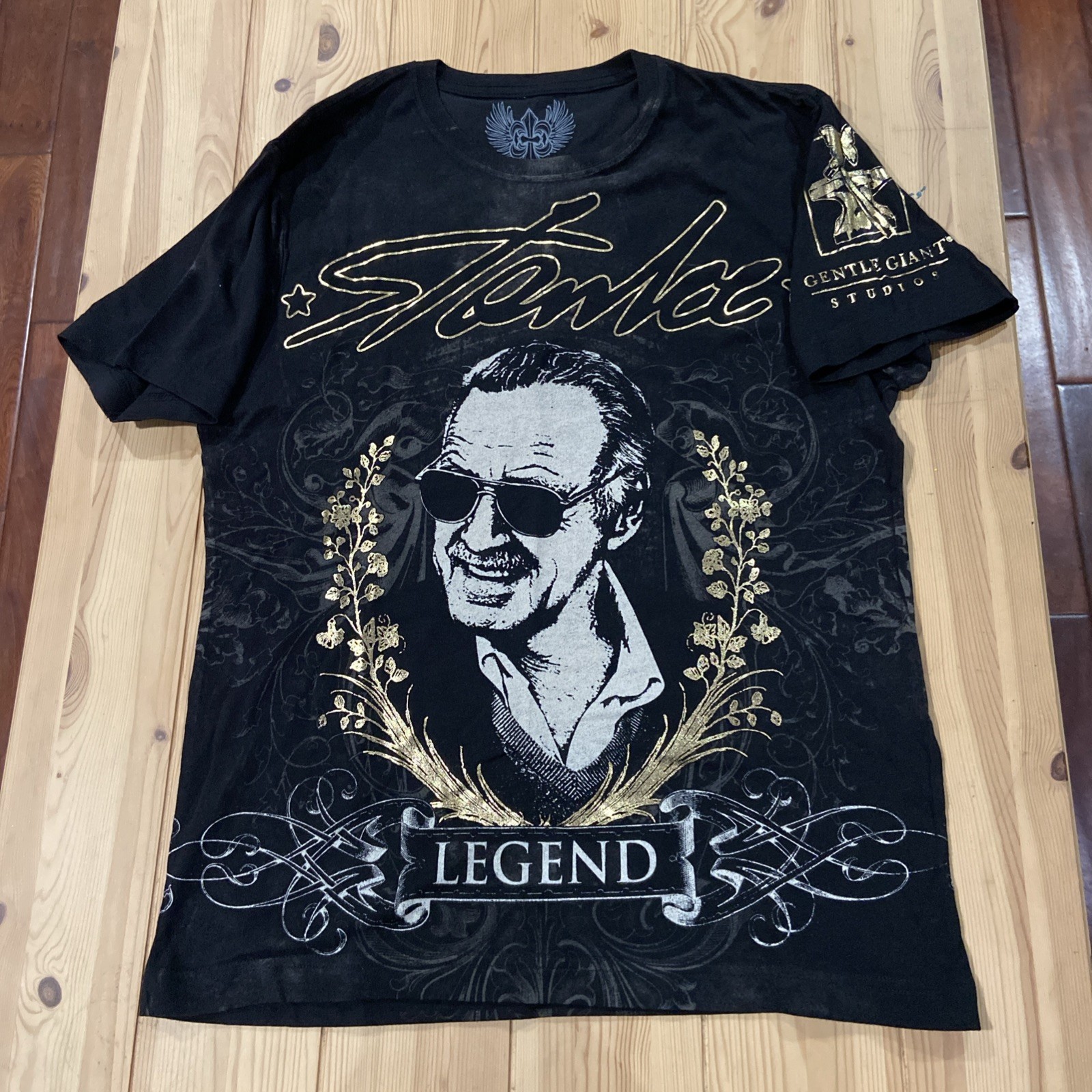 Xzavier Gentle Giant Studios Stan Lee ‘LEGEND’ Men’s M T-Shirt Black/Gold