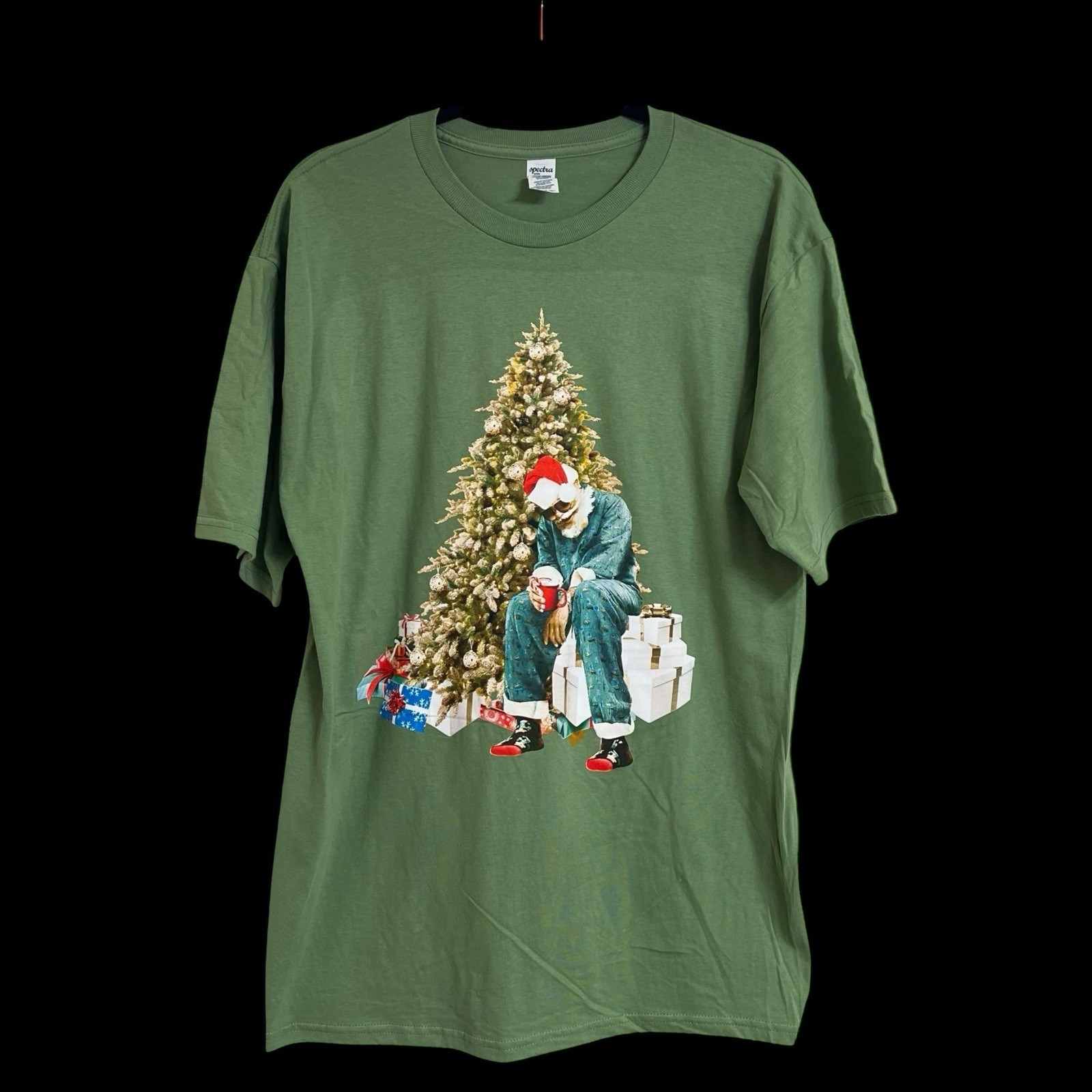 Spectra USA Apparel Men T-Shirt Size L Tired Santa Christmas Graphic Print Green
