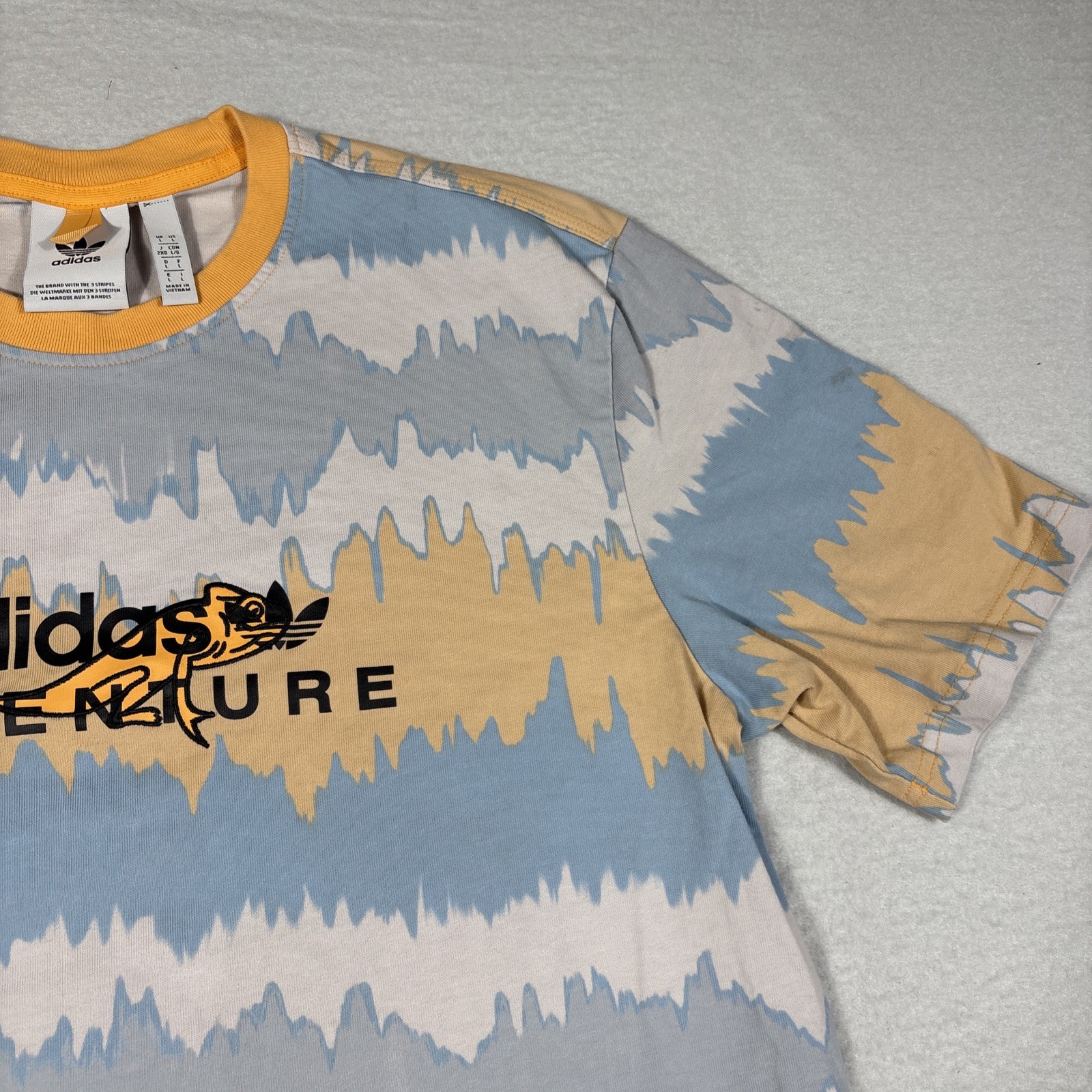Adidas Men’s Adventure Chameleon Logo Shirt Size Large in Multi-Colors