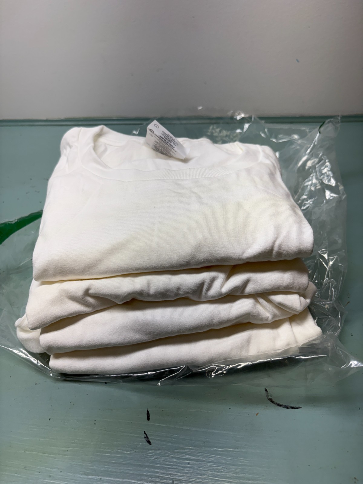 Hanes Platinum Men White 4-Pack Crew-Neck Undershirt Stretch T-Shirt Size M