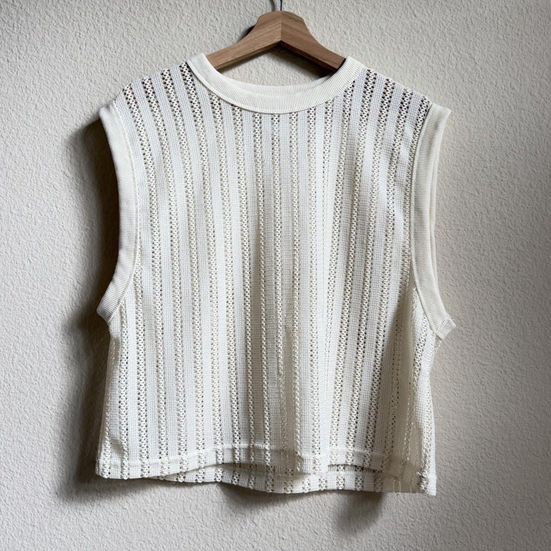 Champion Men’s Ivory Open Knit Crop Sleeveless Crew Neck Pullover Sweater M