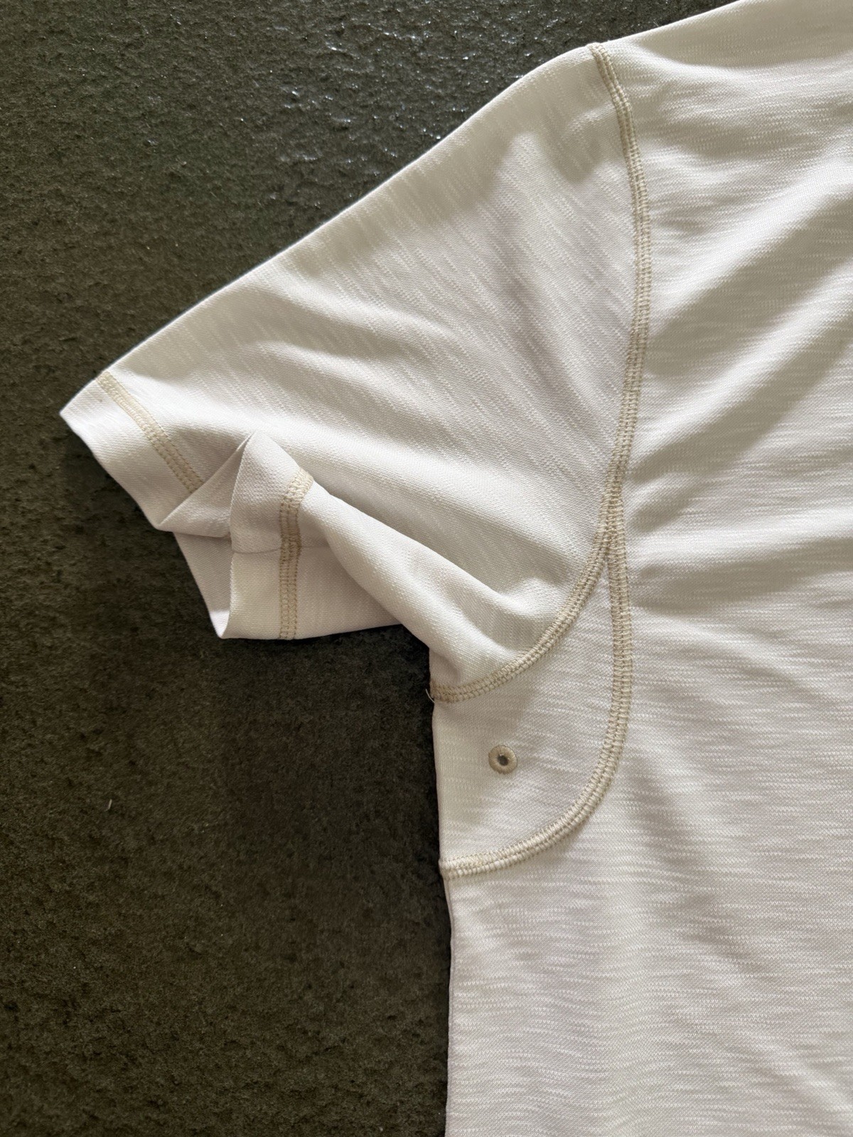 Tommy Bahama Men’s Off White/Beige Crew Neck Short Sleeve Logo Tee Cotton Knit L