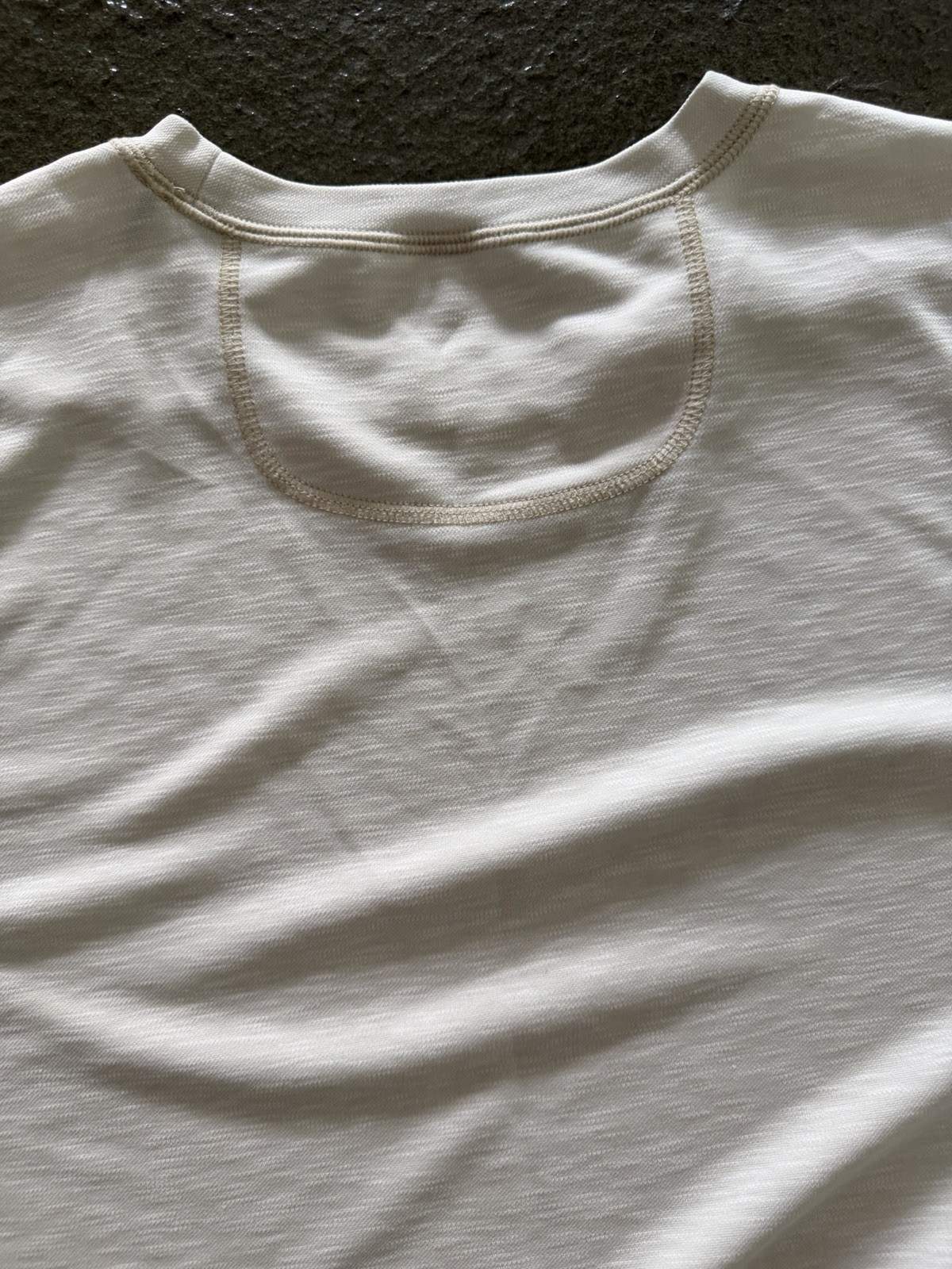 Tommy Bahama Men’s Off White/Beige Crew Neck Short Sleeve Logo Tee Cotton Knit L