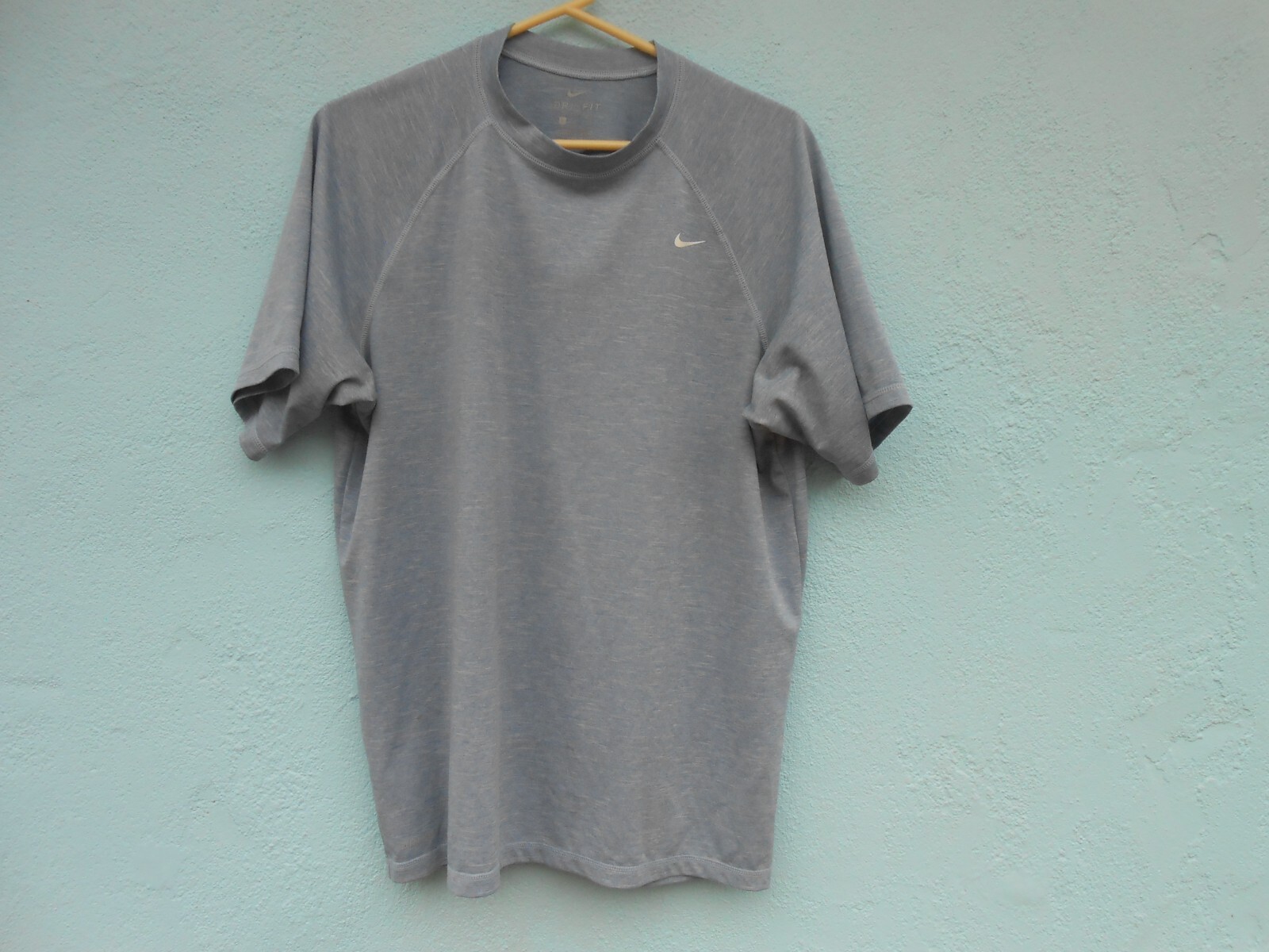 NIKE DRIFIT TEE-SHIRT SIZE LARGE PALE BLUE GRAY LIGHT FABRIC MACHINE WASH