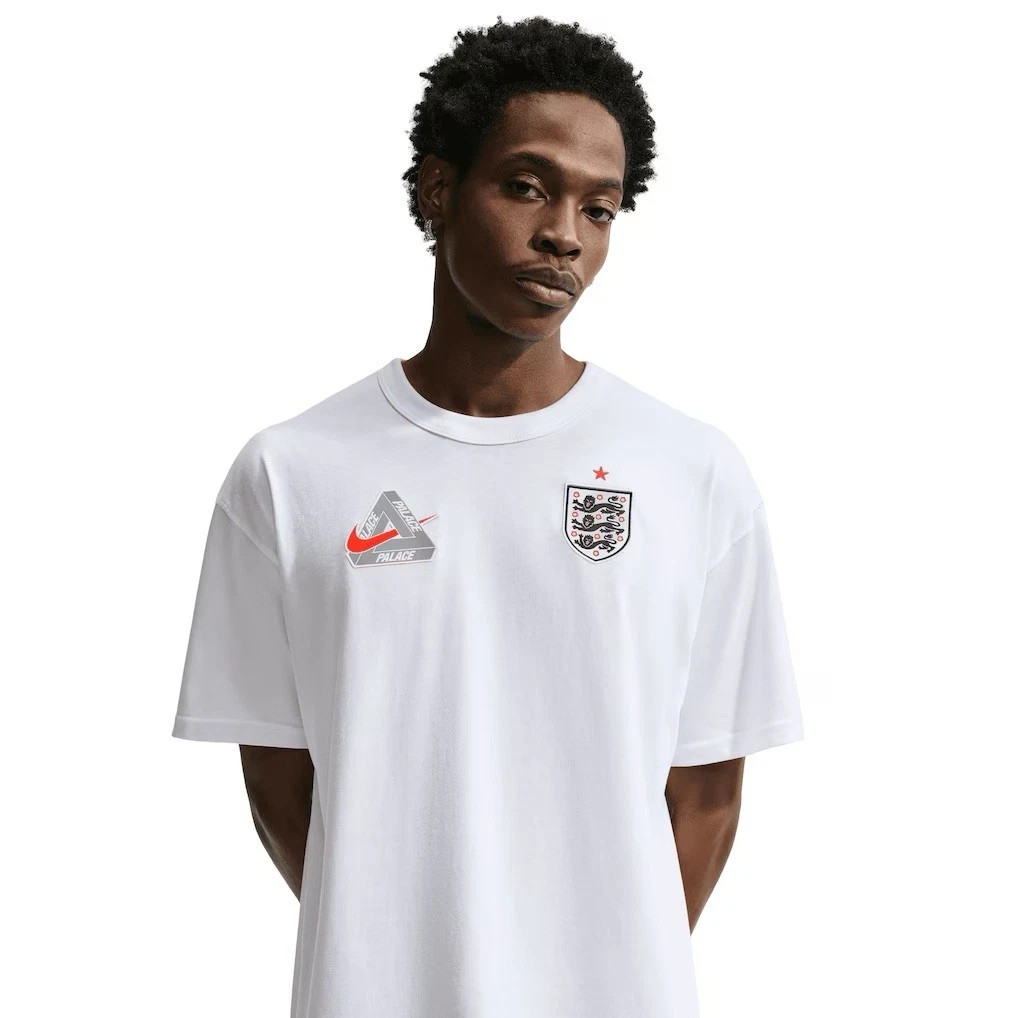 PALACE NIKE ENGLAND T-SHIRTWHITE SIZE L IN HAND