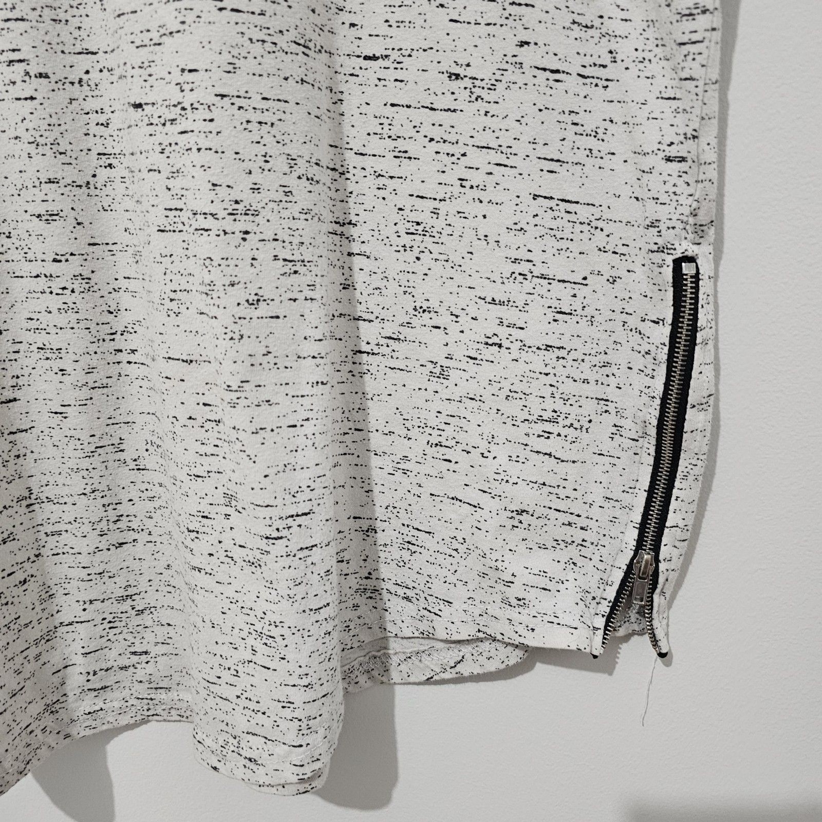 Carbon – T-Shirt SPaint Splatter Pleated Zipper – Size L – White Black – Cotton