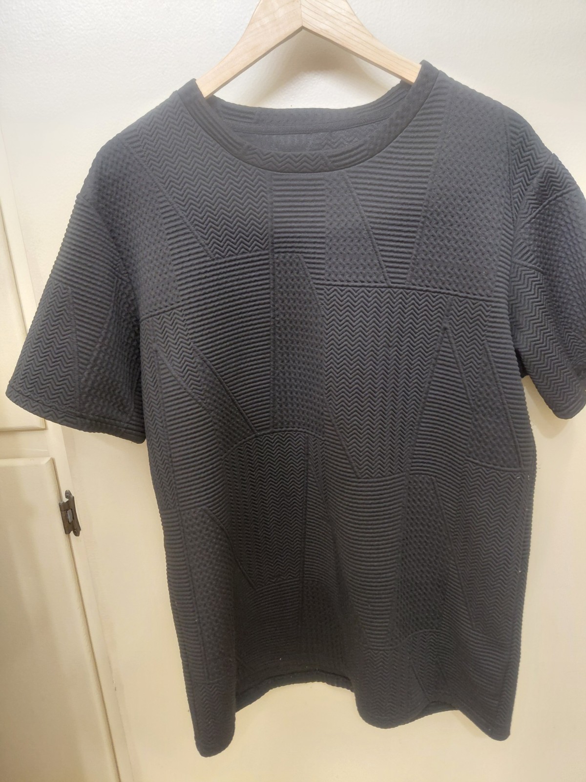 Designer Style Mens M T-shirt With 3D Texture Geometric Pattern! Black.