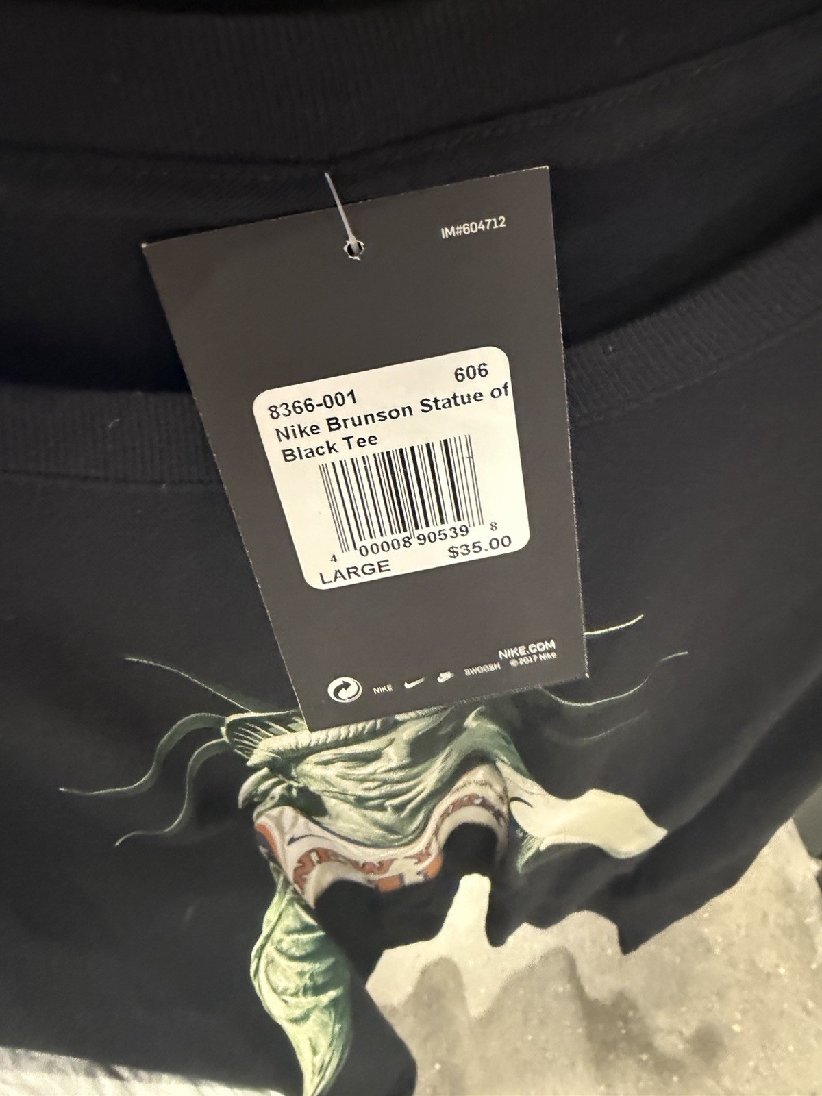 NEW Nike Men’s NYC Only Exclusive Statue of Liberty Knicks Brunson T-Shirt – L