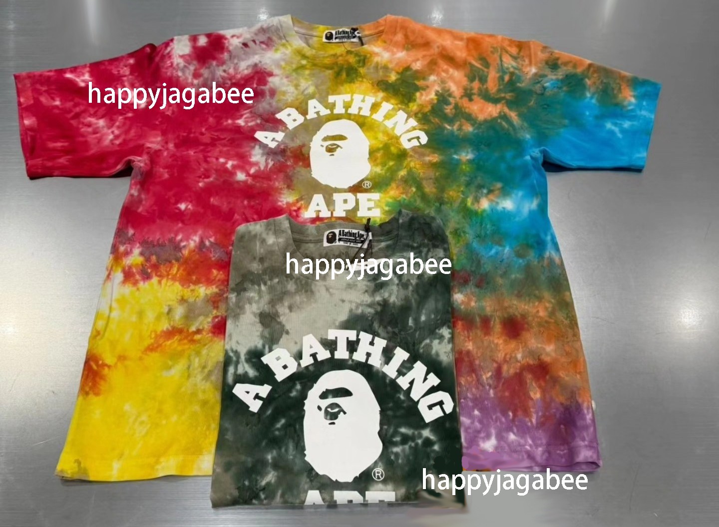 A BATHNIG APE Men’s TIE DYE COLLEGE RELAXED FIT TEE 1M30109004
