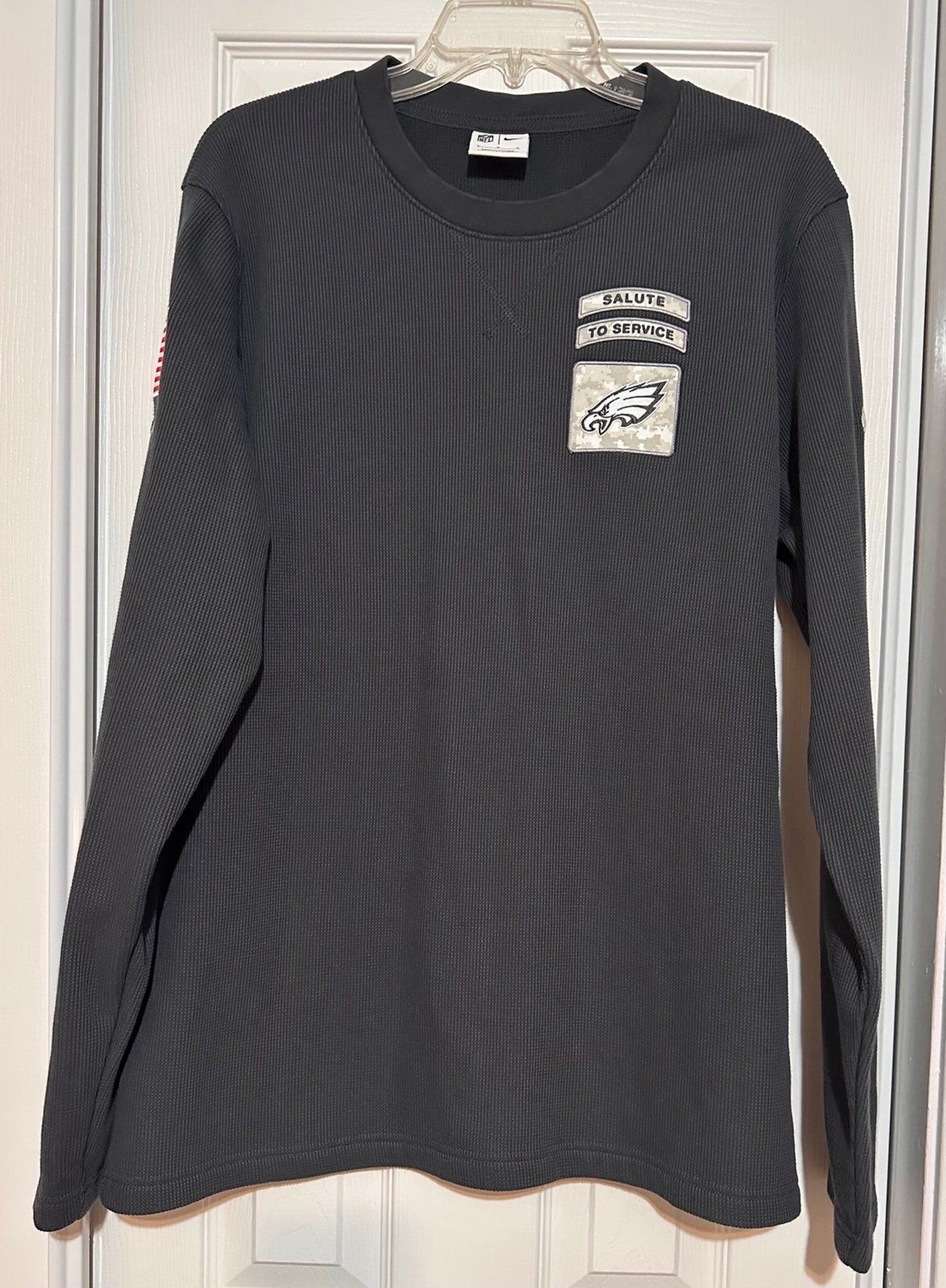 Nike Shirt Mens Large Gray Thermal Salute To Service Philadelphia Eagle’s NFL